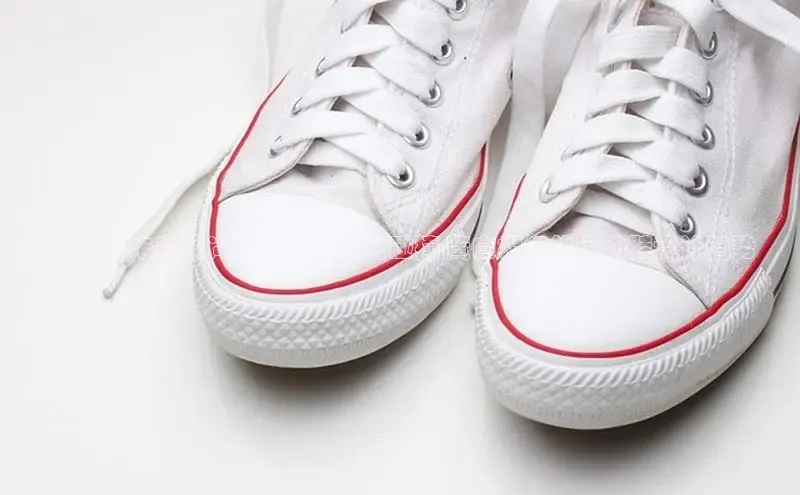 2025：未来风尚的黄色与白色碰撞-黄白相间的运动鞋设计趋势